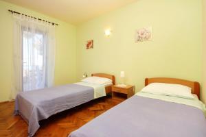 Ένα ή περισσότερα κρεβάτια σε δωμάτιο στο Apartments by the sea Brna, Korcula - 4478
