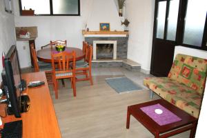 uma sala de estar com uma mesa e uma sala de jantar em Apartments with a parking space Jelsa, Hvar - 5703 em Jelsa