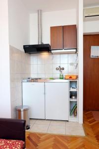 eine Küche mit weißen Schränken und einer Arbeitsplatte in der Unterkunft Apartments by the sea Trstenik, Peljesac - 4570 in Trstenik