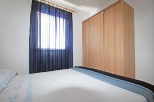 Postel nebo postele na pokoji v ubytování Apartment Vinjerac 5824c