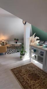ein Wohnzimmer mit einem Tisch und einem Sofa in der Unterkunft Logement convivial, charmant et spacieux in Saint-Marcel