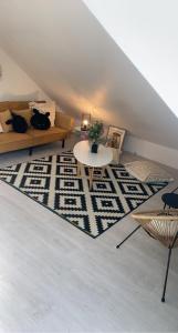 ein Wohnzimmer mit einem Sofa und einem Tisch in der Unterkunft Logement convivial, charmant et spacieux in Saint-Marcel