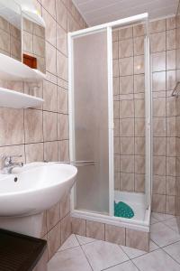 Kúpeľňa v ubytovaní Apartment Lumbarda 4442a + 30 fotografií