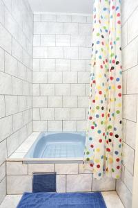 eine Badewanne mit Duschvorhang im Bad in der Unterkunft Apartments with a parking space Orebic, Peljesac - 4513 in Orebić
