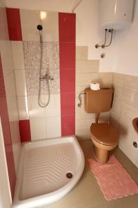 uma casa de banho com uma banheira, um WC e um lavatório. em Apartments by the sea Kozino, Zadar - 5893 em Kožino