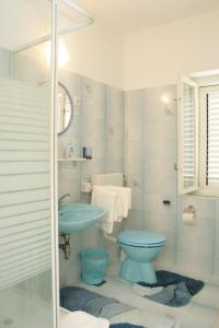 a bathroom with a blue toilet and a sink at Family friendly seaside apartments Orebic, Peljesac - 4537 in Orebić