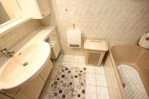 Koupelna v ubytování Apartment Lumbarda 4440f