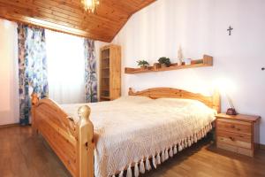 Postel nebo postele na pokoji v ubytování Apartment Lumbarda 4440f