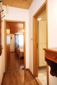 Postel nebo postele na pokoji v ubytování Apartment Lumbarda 4440f