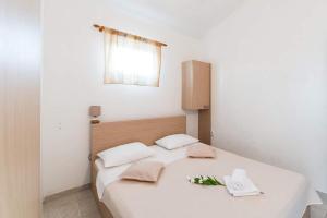 Postel nebo postele na pokoji v ubytování Apartments with a parking space Privlaka, Zadar - 5746