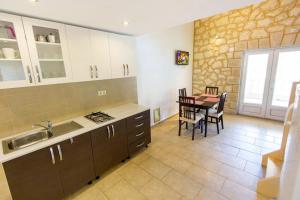 Kuchyňa alebo kuchynka v ubytovaní Apartment Skozanje 5713d