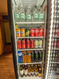 una nevera llena de refrescos y refrescos en Hotel Londres La Serena, en La Serena