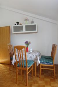 jadalnia ze stołem i 2 krzesłami w obiekcie Apartments and rooms with parking space Nin, Zadar - 5805 w Nin