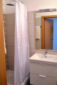 奧瑞比克的住宿－Apartments and rooms by the sea Orebic, Peljesac - 4563，浴室配有淋浴帘和盥洗盆。