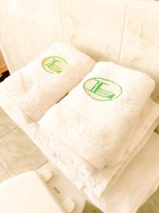 due asciugamani seduti su un bancone in bagno di Hotel Londres La Serena a La Serena