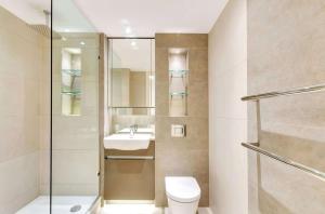 Bathroom sa Riverside apartment minutes from Elizabeth line