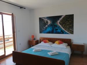 ビビニェにあるApartments by the sea Bibinje, Zadar - 5780のベッドルーム1室(壁に絵画が描かれたベッド1台付)