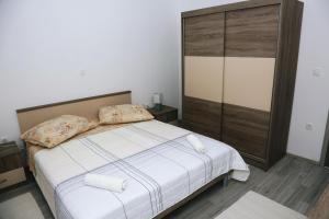 a bedroom with a bed and a large closet at Apartments with a parking space Zavalatica, Korcula - 4459 in Zavalatica