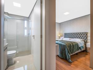 2 SUITE, 1 DORMITORIO EM MEIO A MATA ARAUCARIA A 1,5 Km Centro, ALTOS DE GRAMADO tesisinde bir banyo