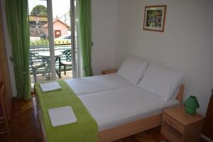 una camera con letto e un balcone con tavolo di Apartments with WiFi Sveti Filip i Jakov, Biograd - 4299 a Sveti Filip i Jakov (Santi Filippo e Giacomo)