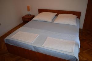 Postel nebo postele na pokoji v ubytování Studio Sveti Filip i Jakov 4299d