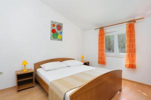 Postel nebo postele na pokoji v ubytování Apartments by the sea Arbanija, Ciovo - 4320