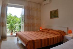Postel nebo postele na pokoji v ubytování Apartment Podgora 4332a