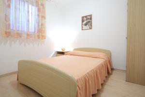 Postel nebo postele na pokoji v ubytování Apartment Podgora 4332a