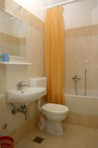 Kúpeľňa v ubytovaní Apartment Podgora 4332a