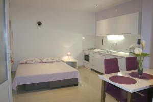 Posteľ alebo postele v izbe v ubytovaní Apartments by the sea Podgora, Makarska - 4332