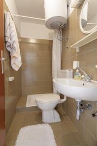 Kúpeľňa v ubytovaní Apartments by the sea Podgora, Makarska - 4332 + 37 fotografií