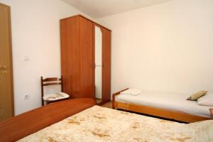 Postel nebo postele na pokoji v ubytování Apartment Lumbarda 4376a