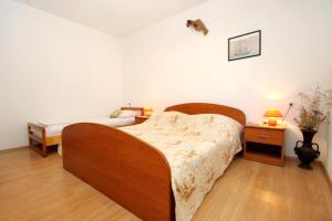 Postel nebo postele na pokoji v ubytování Apartment Lumbarda 4376a