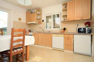 Kuchyň nebo kuchyňský kout v ubytování Apartment Lumbarda 4376a