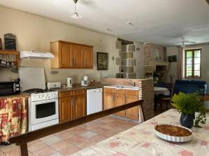 A kitchen or kitchenette at Gîte Souvigny, 5 pièces, 10 personnes - FR-1-489-231