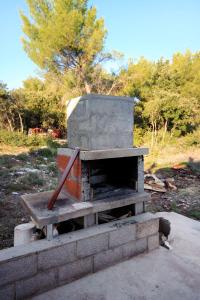 zewnętrzny piec ceglany z patykiem w obiekcie Apartments with a parking space Zavalatica, Korcula - 4458 w mieście Zavalatica
