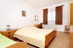 pokój hotelowy z dwoma łóżkami i oknem w obiekcie Apartments with a parking space Zavalatica, Korcula - 4458 w mieście Zavalatica