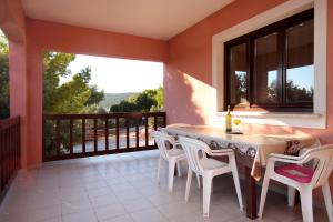 jadalnia ze stołem i krzesłami na balkonie w obiekcie Apartments with a parking space Zavalatica, Korcula - 4458 w mieście Zavalatica