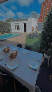 Πισίνα στο ή κοντά στο Casa con pileta cochera y quincho 1300m de la playa