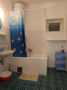 Apartment Brna 4468a في برنا: حمام مع دش وحوض استحمام ومغسلة