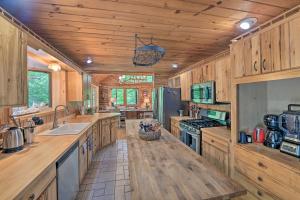 Køkken eller tekøkken på Adirondack and Lake George Cabin with Hot Tub!