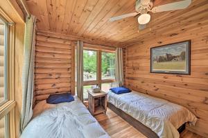 Ліжко або ліжка в номері Adirondack and Lake George Cabin with Hot Tub!