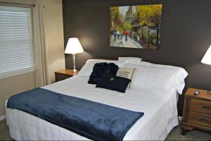 Uma cama ou camas num quarto em Branson Krehbiel Condo 2Bd 2Bath