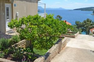 Zdjęcie z galerii obiektu Apartments by the sea Lumbarda, Korcula - 4402 w mieście Lumbarda