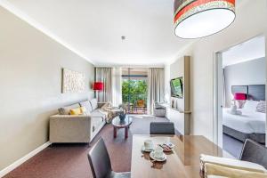 Una cama o camas en una habitación de 'Double Paradise' Two Separate Waterfront Resort Apartments