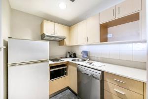 Una cocina o kitchenette en 'Double Paradise' Two Separate Waterfront Resort Apartments