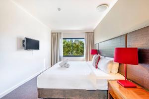 Una cama o camas en una habitación de 'Double Paradise' Two Separate Waterfront Resort Apartments