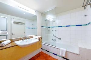 Un baño de 'Double Paradise' Two Separate Waterfront Resort Apartments