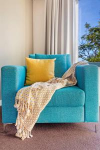Un lugar para sentarse en 'Double Paradise' Two Separate Waterfront Resort Apartments