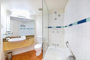 Un baño de 'Double Paradise' Two Separate Waterfront Resort Apartments